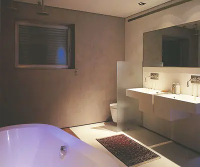 הריצוף בחדר האמבטיה עשוי יציקת בטון לבן