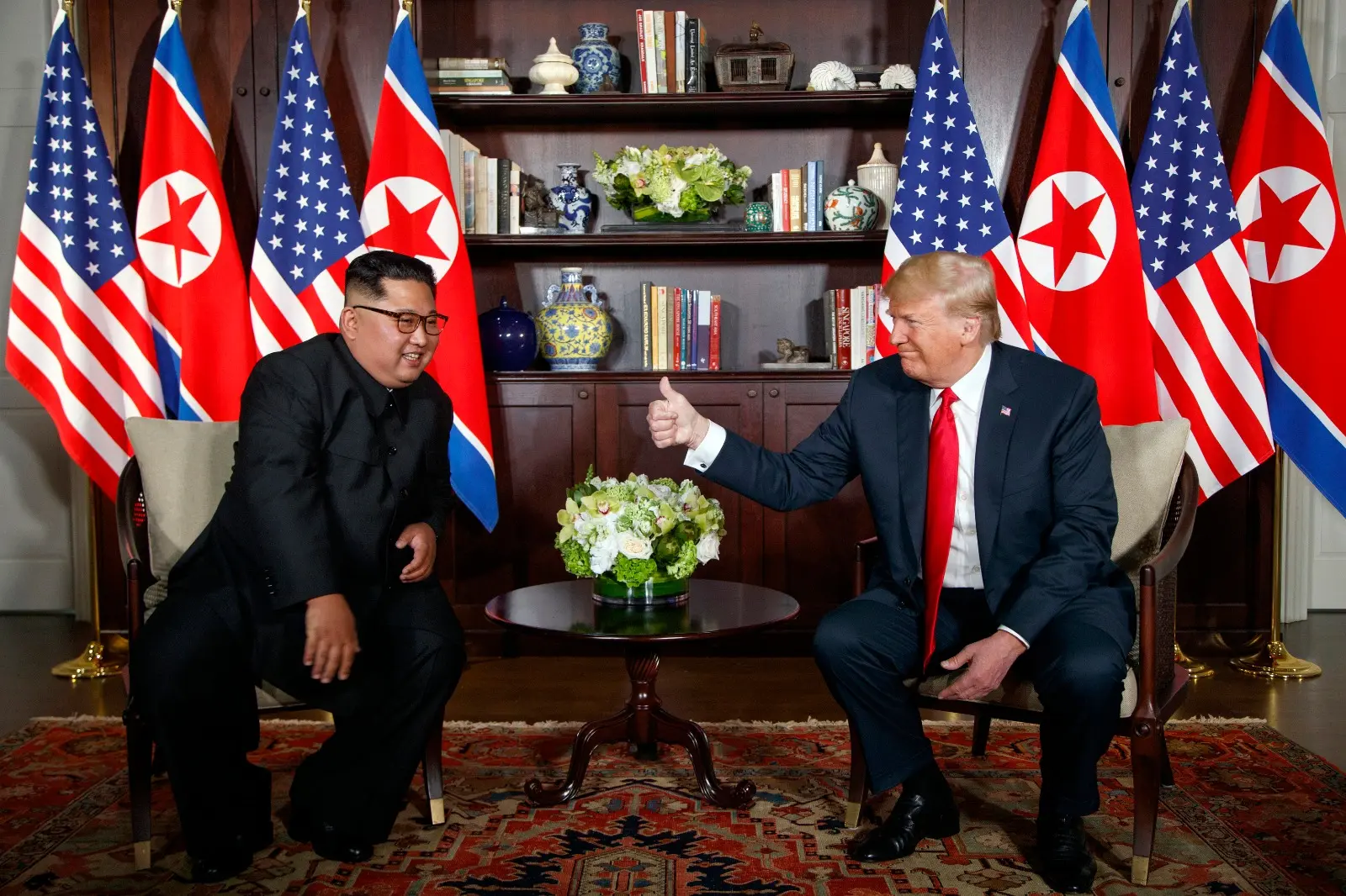 נשיא ארה"ב טראמפ ומנהיג קוריאה הצפונית קים ג'ונג און בפסגה בסינגפור, 12 ביוני 2018