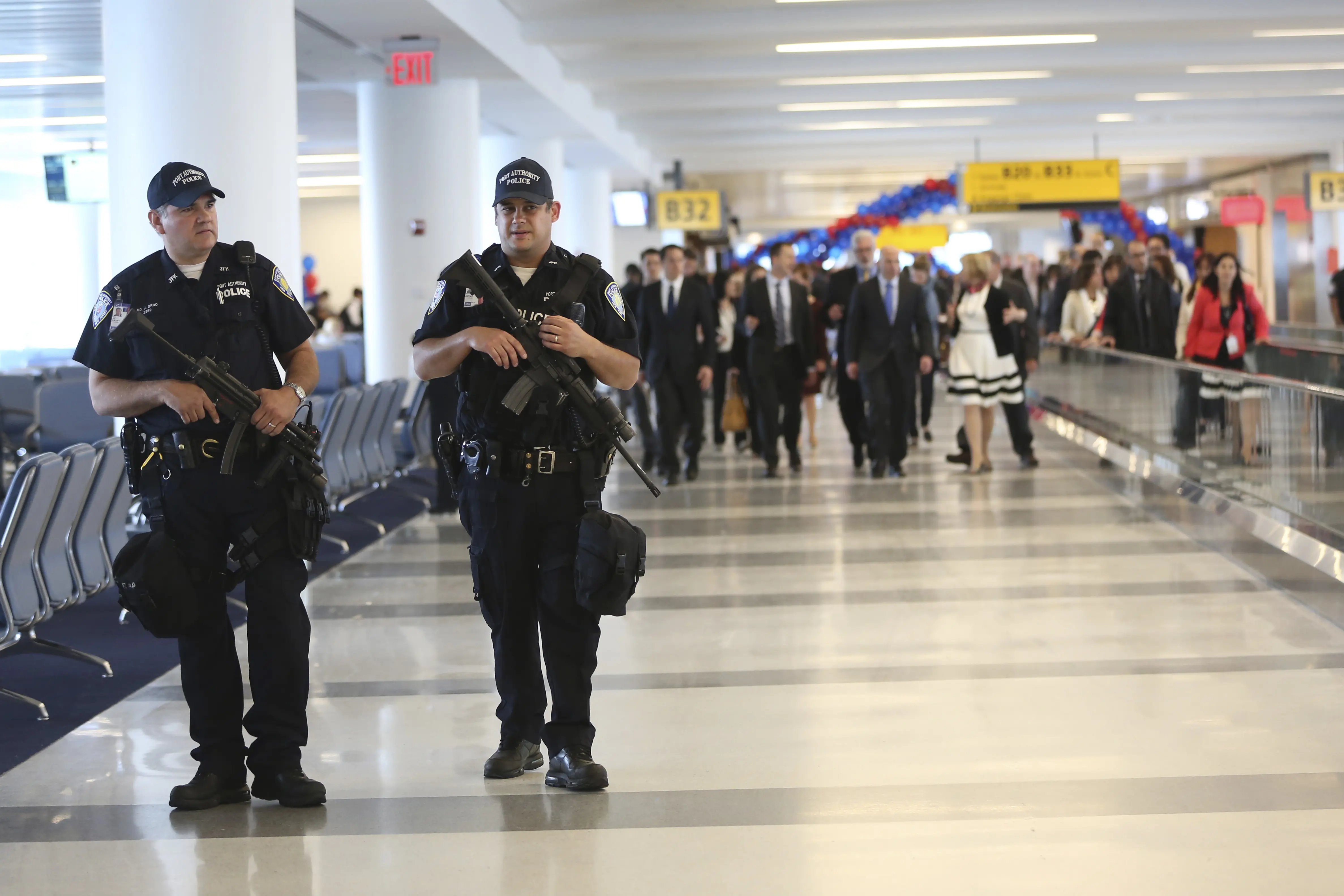 עובדי אבטחה בשדה התעופה JFK בניו יורק