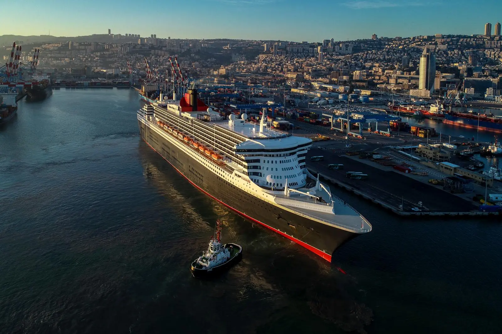האונייה המלכה מרי השנייה עוגנת בנמל חיפה 19 בינואר 2019