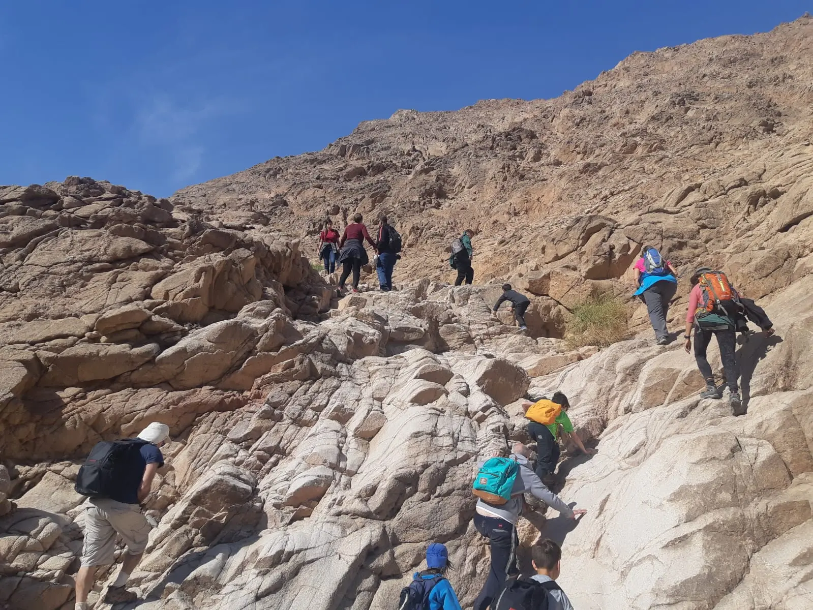 מטיילים בנחל יעל והר שחנון בשמורת הטבע מסיב אילת. 2 בפברואר 2019