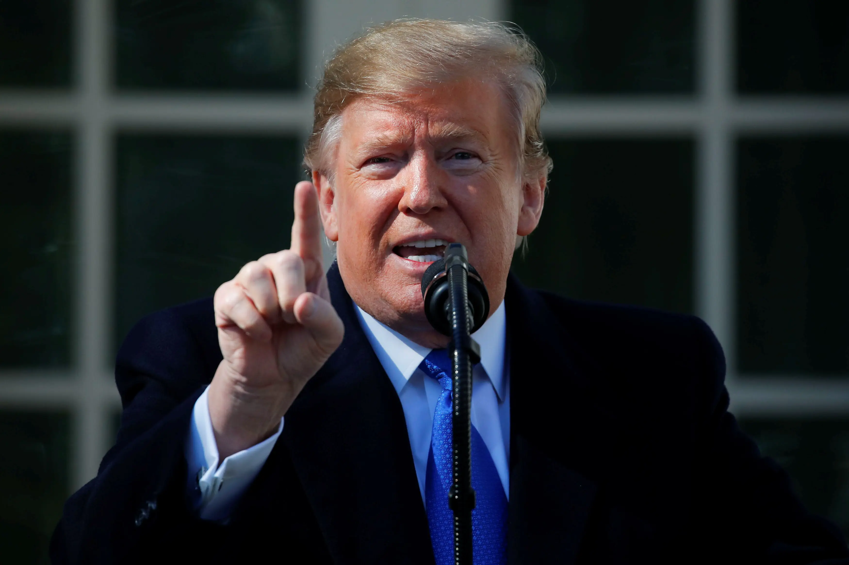 נשיא ארצות הברית דונלד טראמפ מכריז על מצב חירום למימון בניית חומה בגבול מקסיקו בגן הוורדים בבית הלבן ב-15 בפברואר 2019