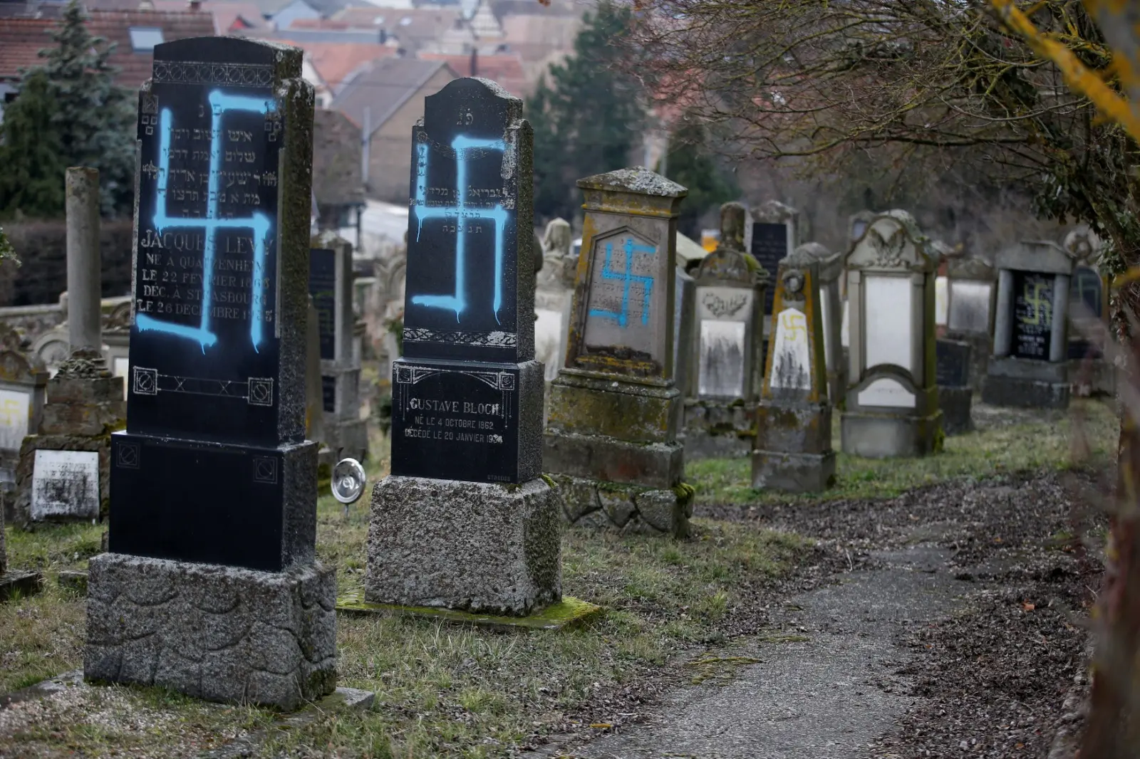 קברים שהושחתו בבית קברות יהודי באזור שטרסבורג, צרפת, 19 בפברואר 2019