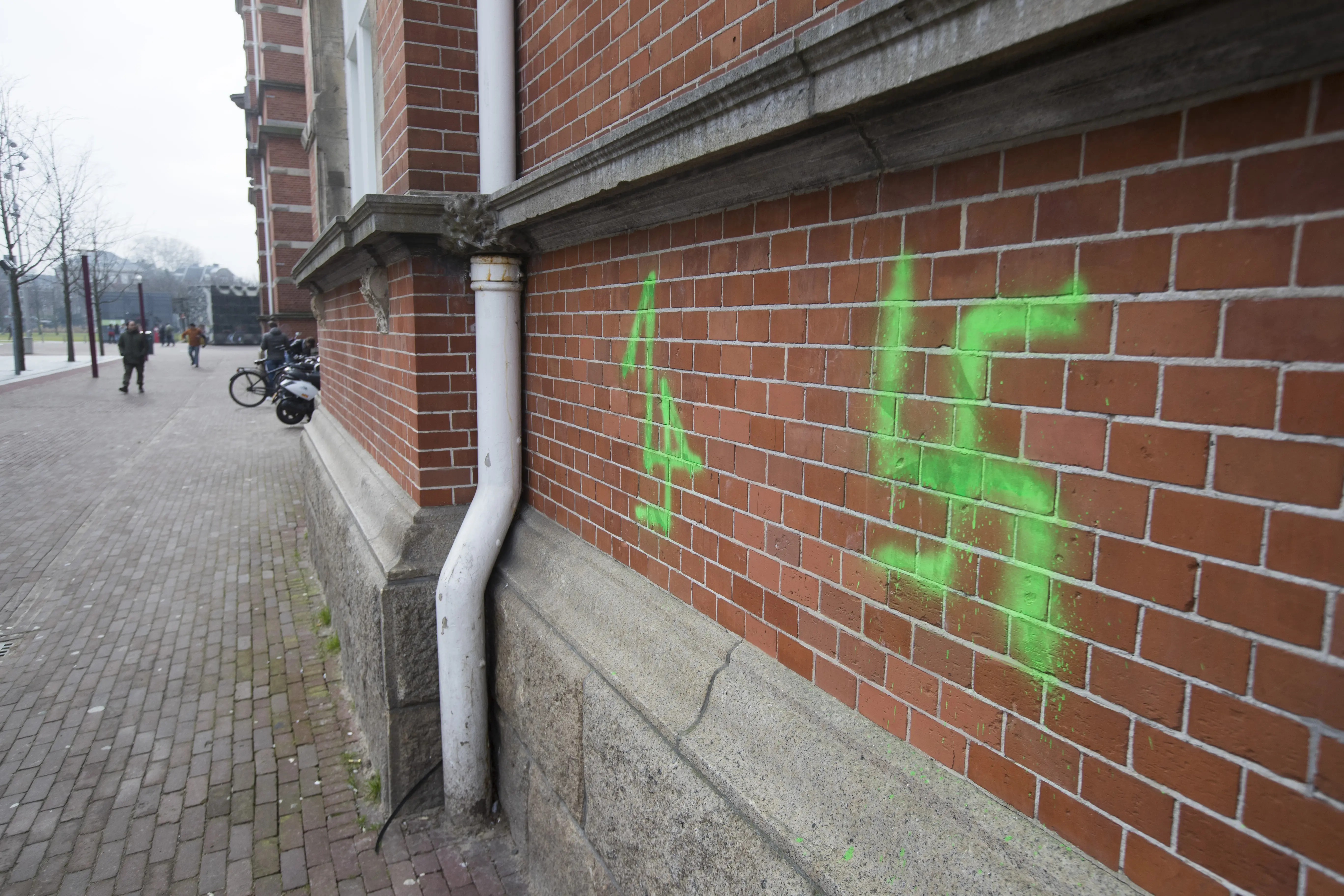 כתובות נאצה על מבנה באמסטרדם לקראת משחקי כדורגל בין האג לבין אייאקס