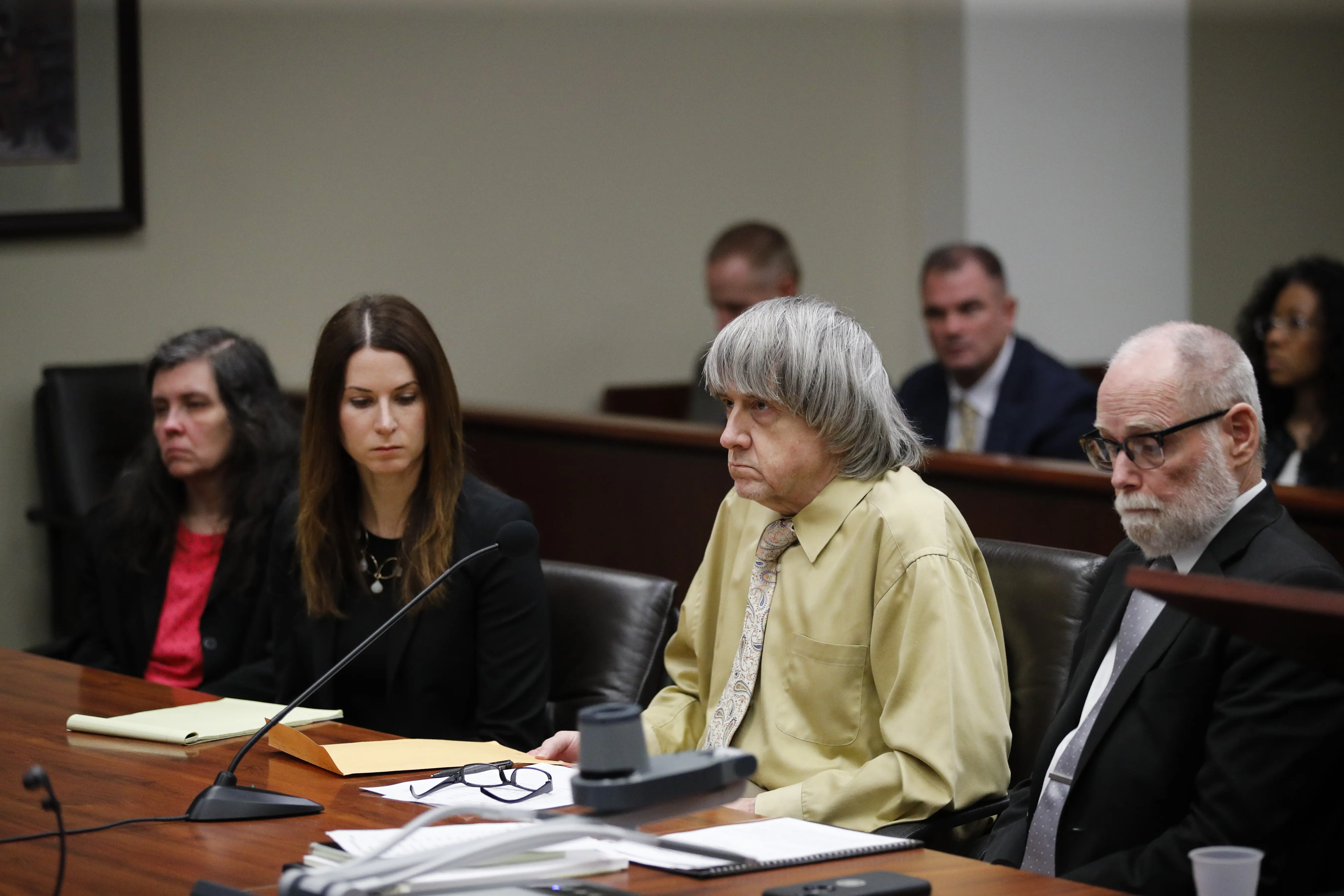 דיוויד טורפין (שני מימין) עם אשתו לואיז (משמאל) בבית המשפט מודים בהתעללות בילדיהם בקליפורניה ב-22 בפברואר 2019