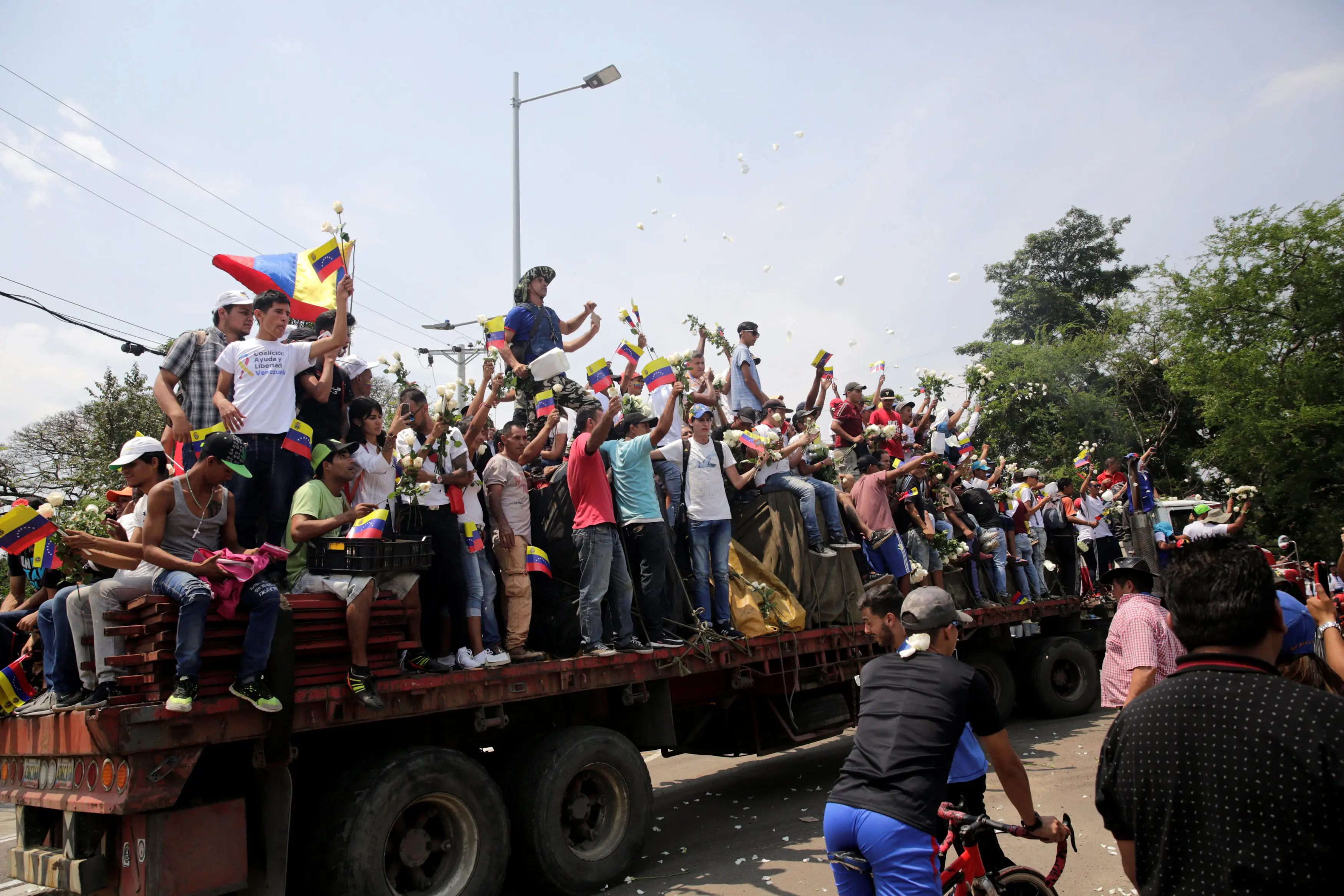 תומכי מנהיג האופוזיציה בוונצואלה חואן גוואידו על אחת ממשאיות הסיוע ההומניטרי שעושות את דרכן מקולומביה, 23 בפברואר 2019