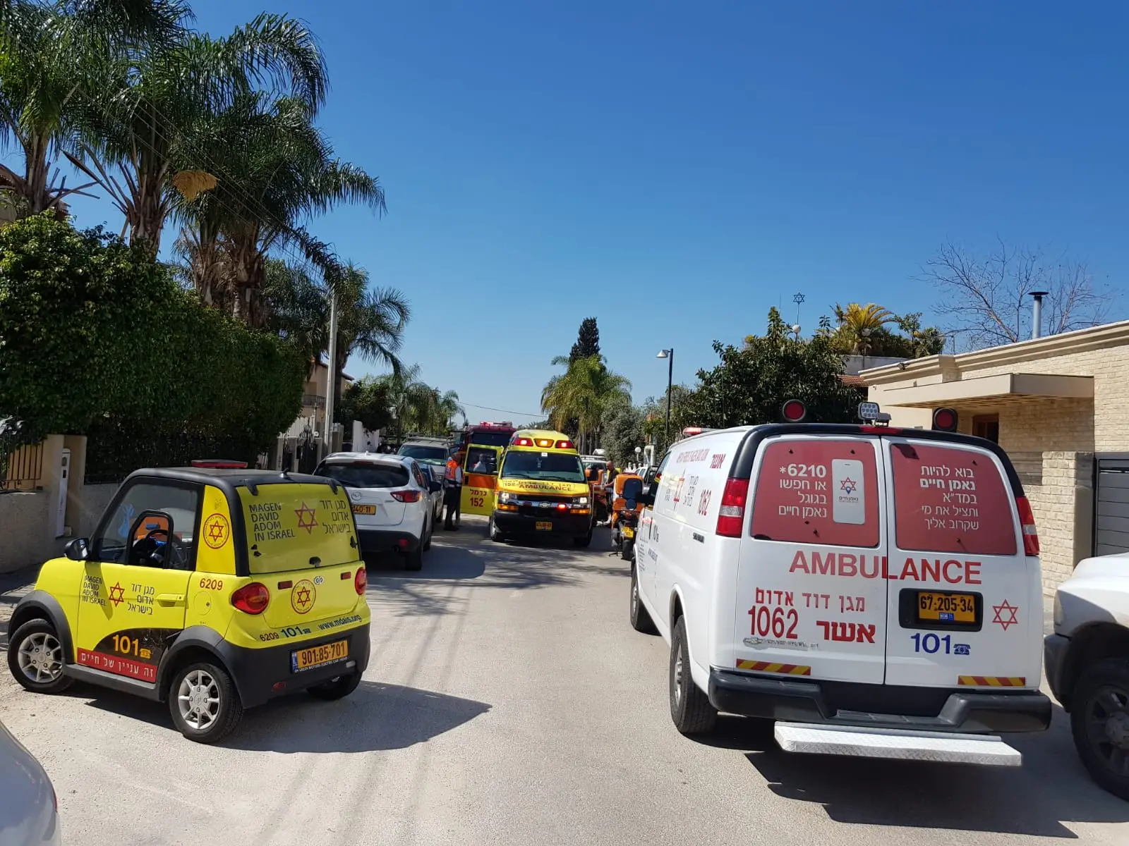 כוחות מד"א וכיבוי מחוץ להוסטל שהוצת בקריית אתא, 9 במרץ 2019