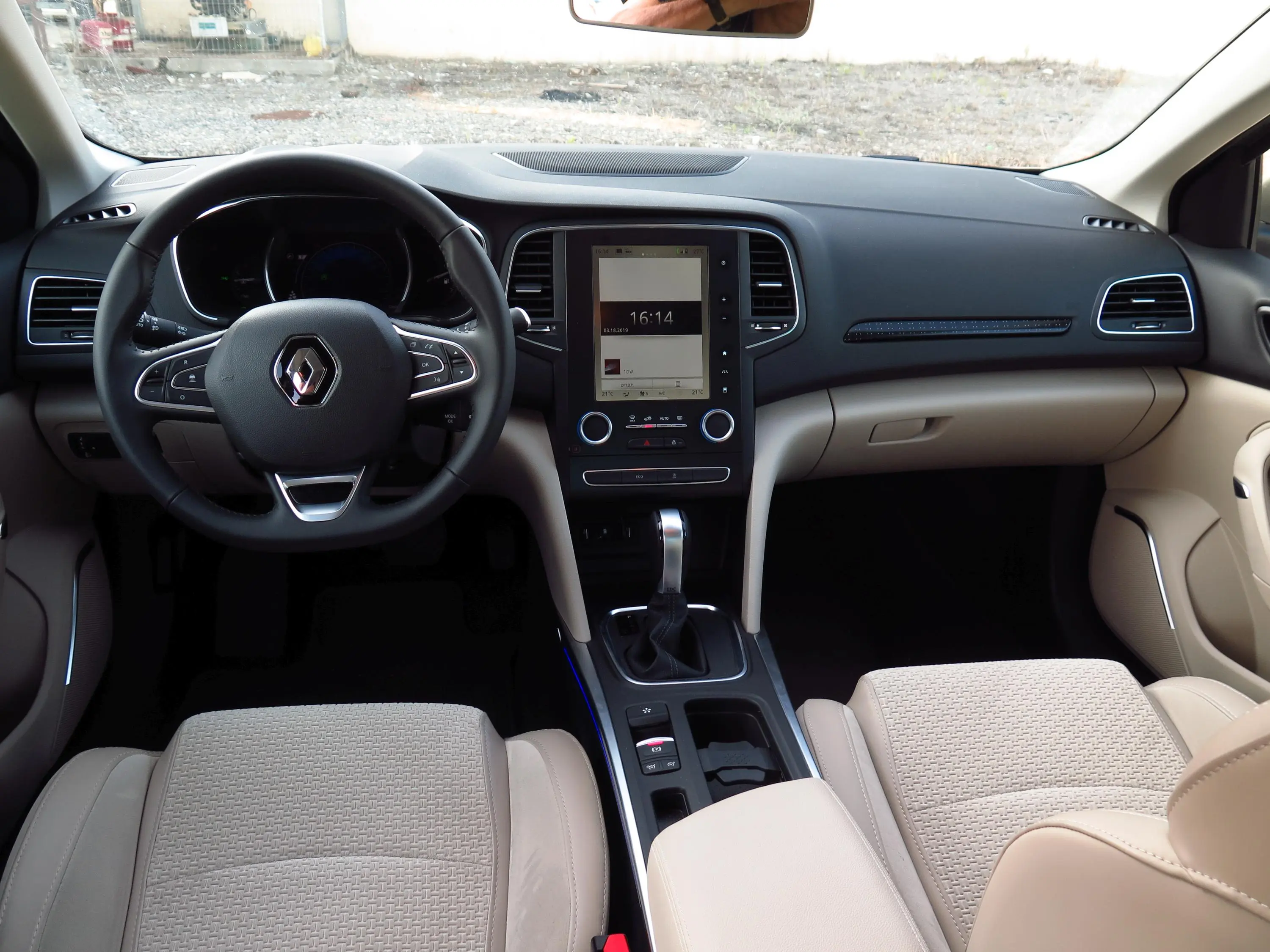 מסך מולטימדיה גדול יחסית