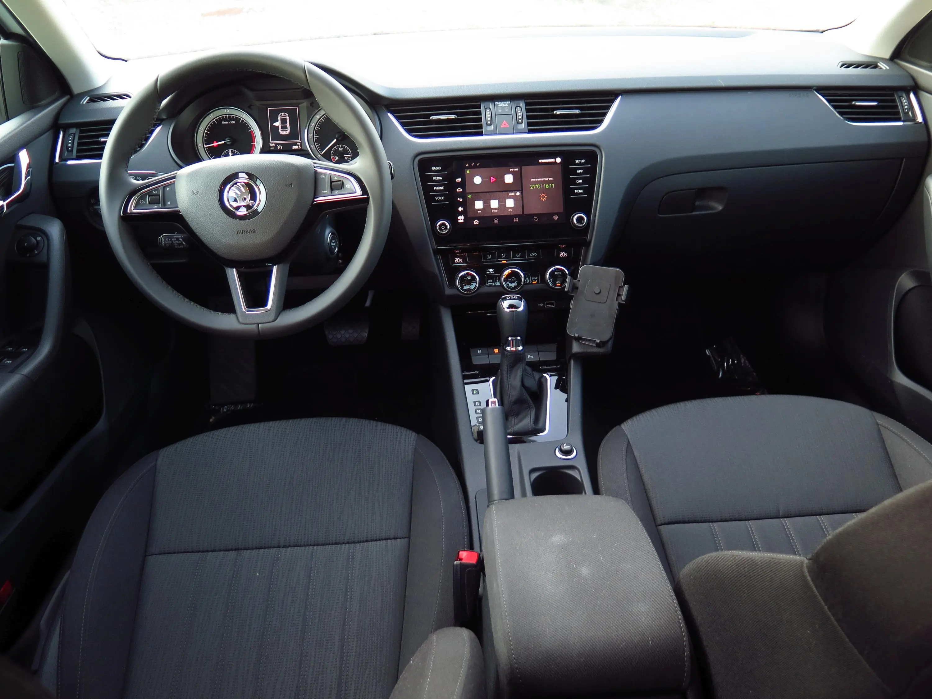 מרווחת ועם תא מטען ענקי