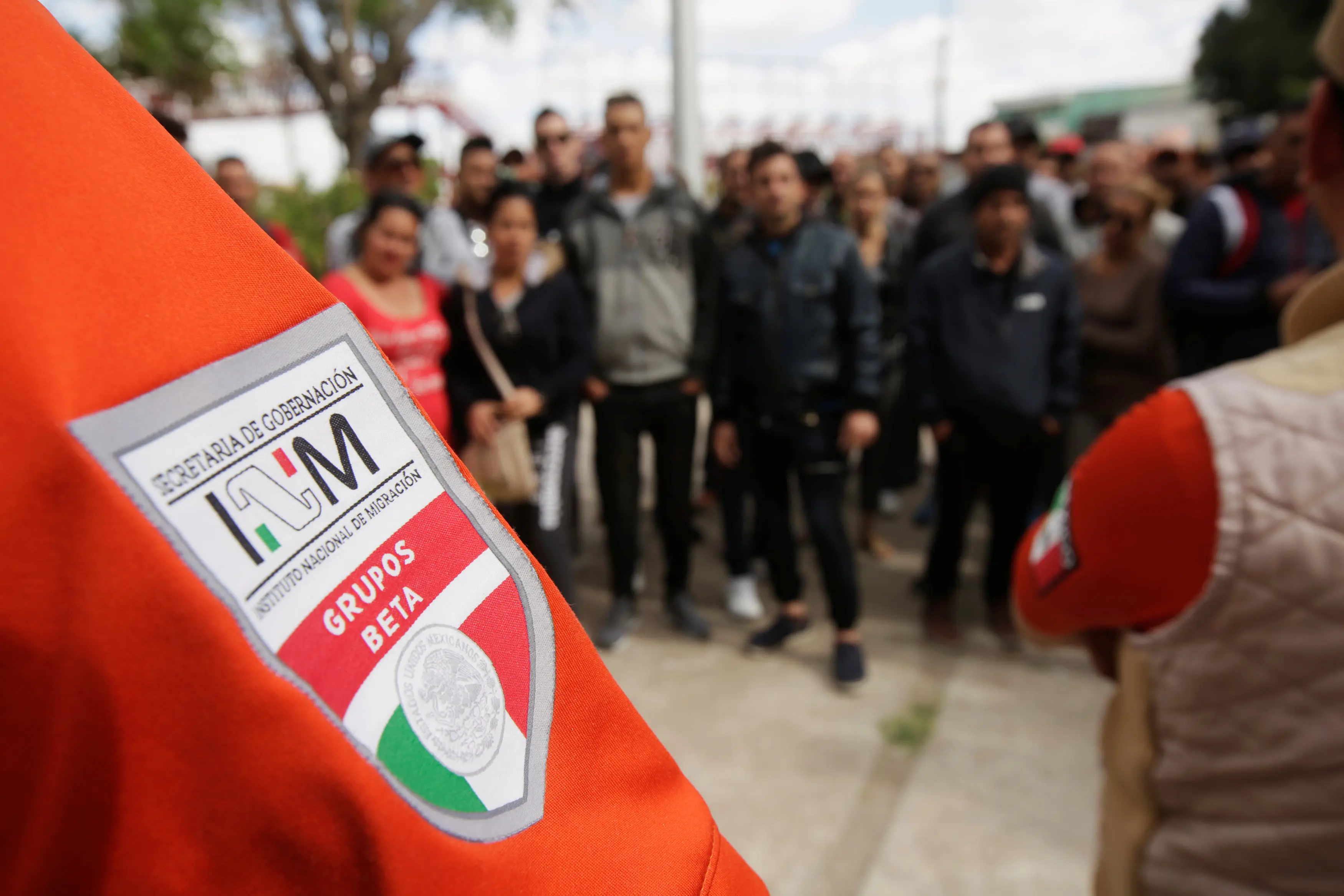 מהגרים קובנים עם פקידי סוכנות ההגירה של מקסיקו כשהם ממתינים לבקשת מקלט ב-17 באפריל 2019