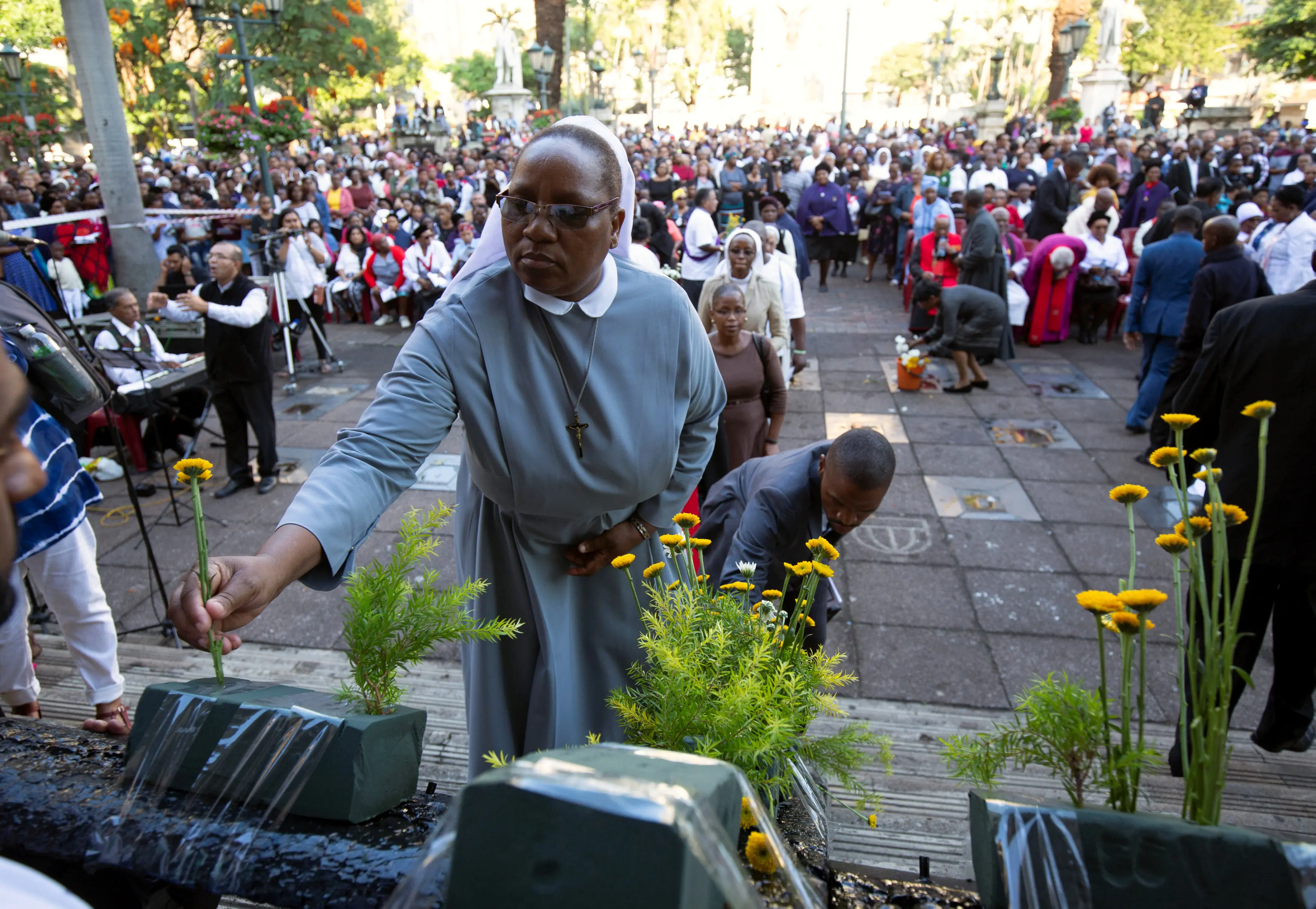 שירות הכנסייה- יום שישי הטוב בדרום אפריקה, לאחר שהתמוטט קיר הכנסייה ומחץ למוות 13 בני אדם