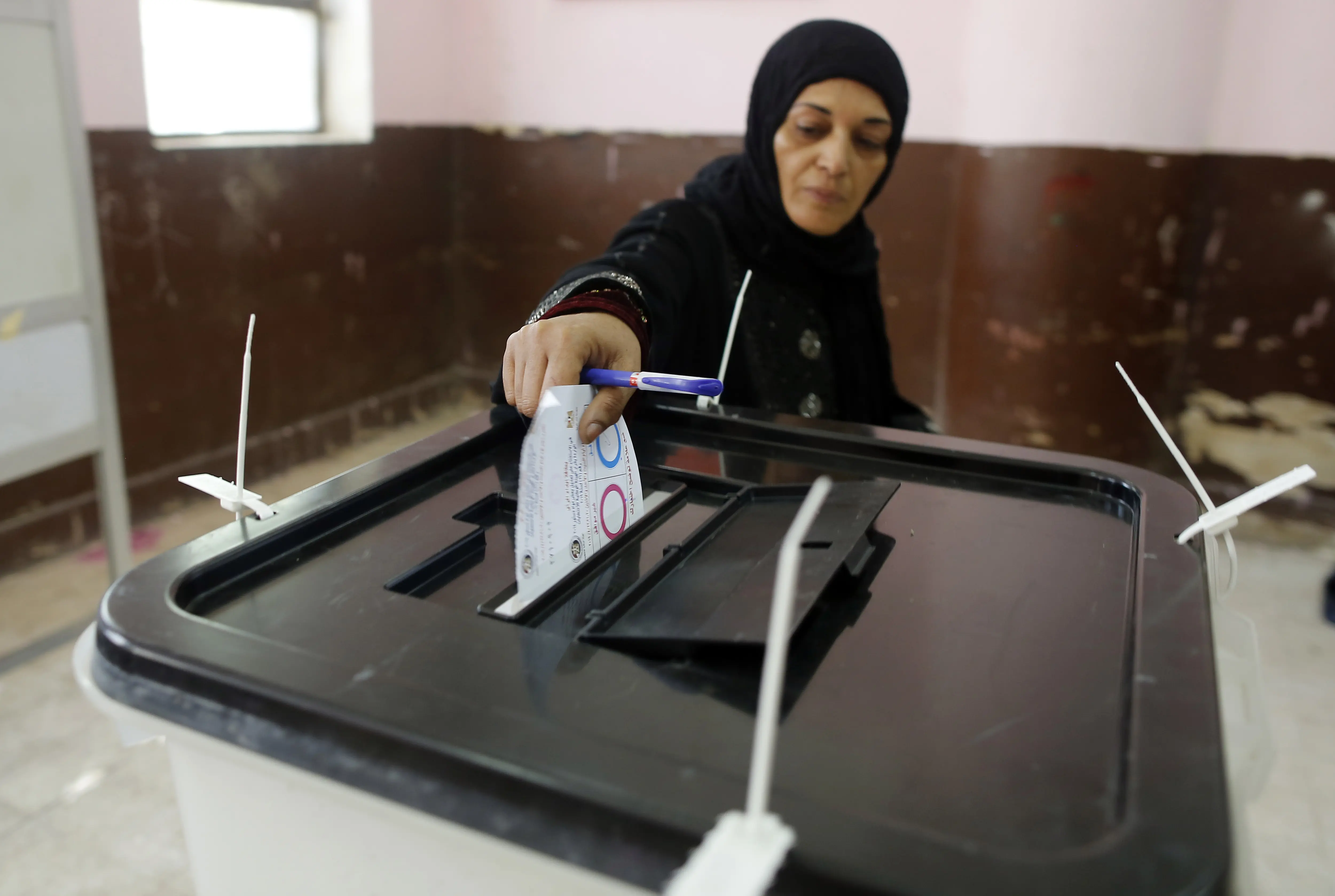 מצביעים בקהיר במשאל העם שמתקיים במצרים על השינויים בחוקה ב-19 באפריל 2019