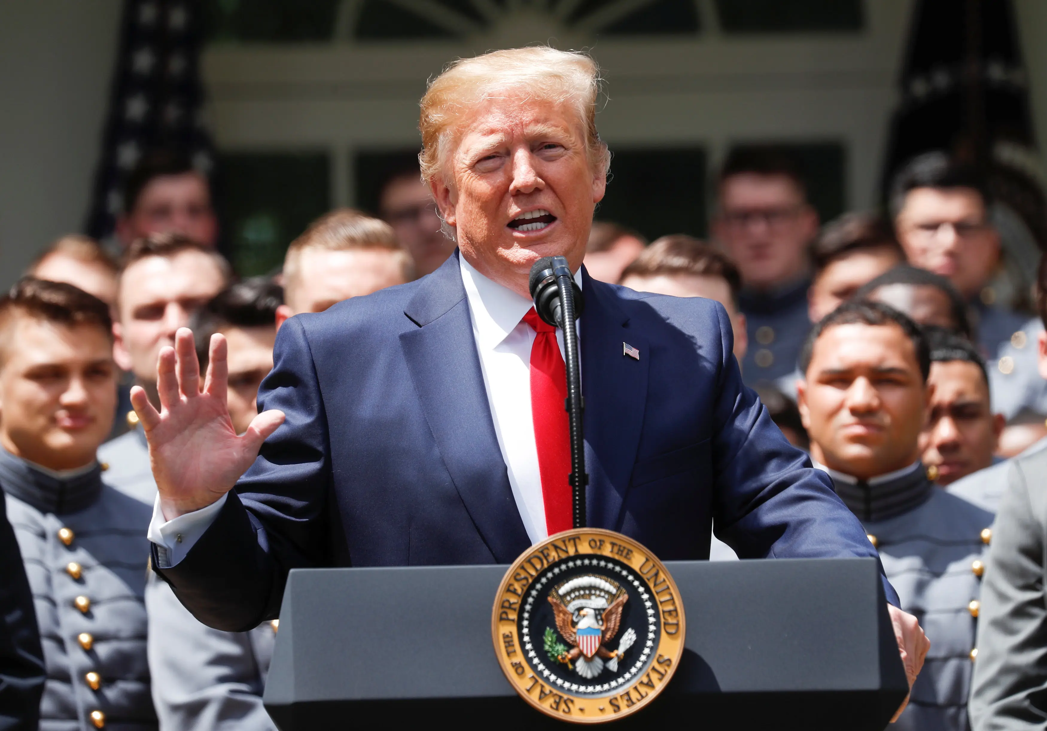 נשיא ארה"ב, דונלד טראמפ מברך את נבחרת הכדורגל הצבאית של ארה"ב בבית הלבן, וושינגטון, ארה"ב 6 במאי 2019