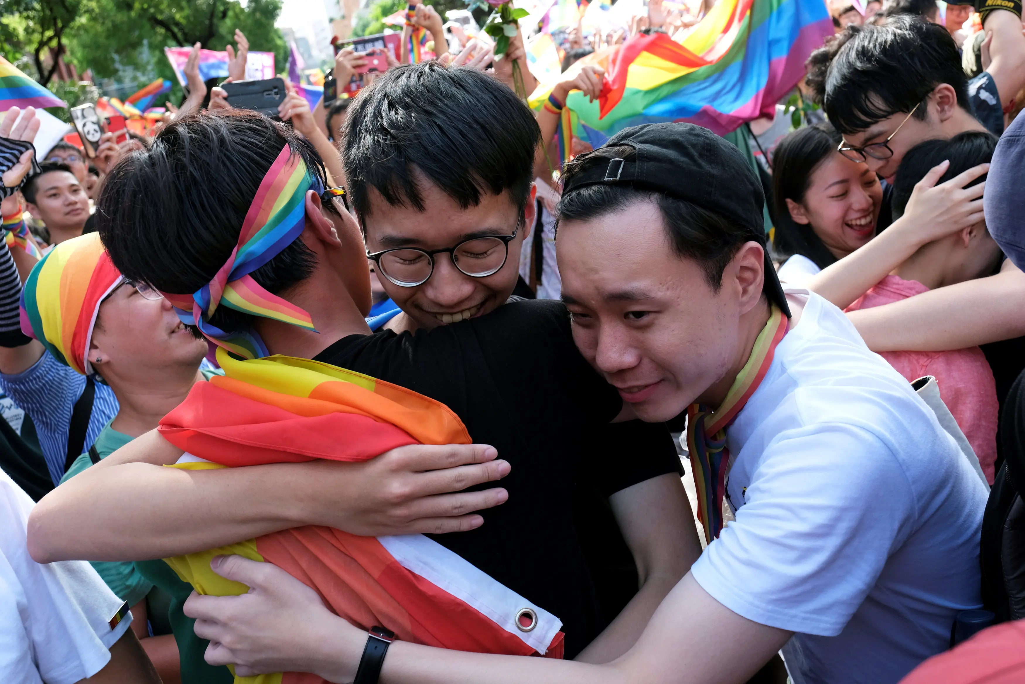 פעילים לזכויות להט"ב חוגגים את ההצבעה ההיסטורית בפרלמנט בטייוואן לאישור נישואים חד-מיניים ב-17 במאי 2019