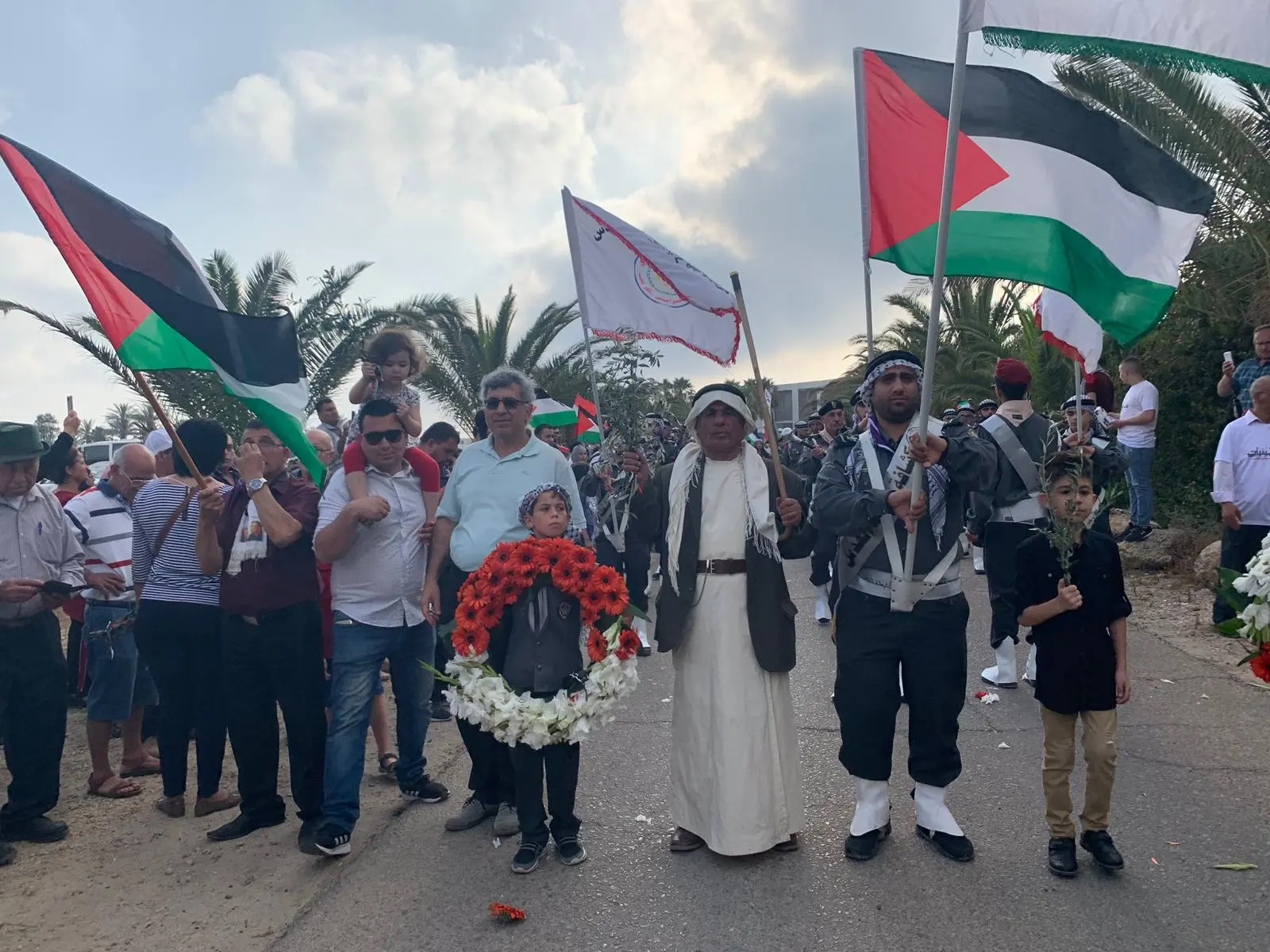 מאות הפגינו בחוף דור סמוך לשרידי הכפר טנטורה לציון הנכבה ב-17 במאי 2019