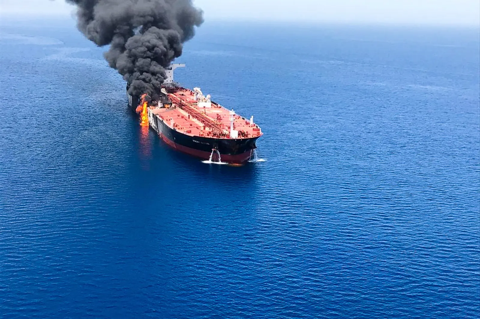 מכלית נפט בוערת לחופי מפרץ עומאן, שלשום