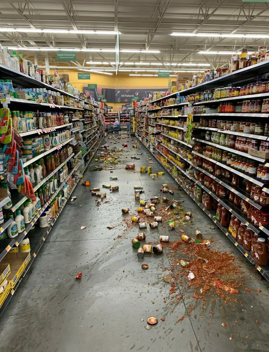 מוצרים בסופר התפזרו על הרצפה בעקבות רעידת אדמה בקליפורניה, 5 ביולי 2019