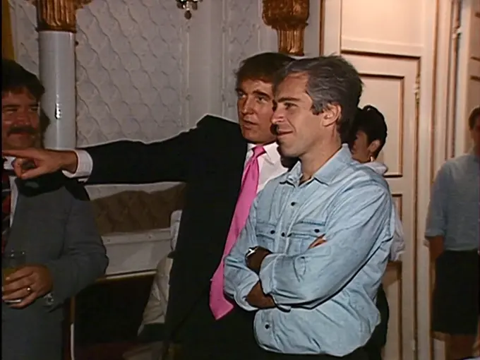 דונלד טראמפ לצד ג'פרי אפשטיין במסיבה באחוזתו, 1992