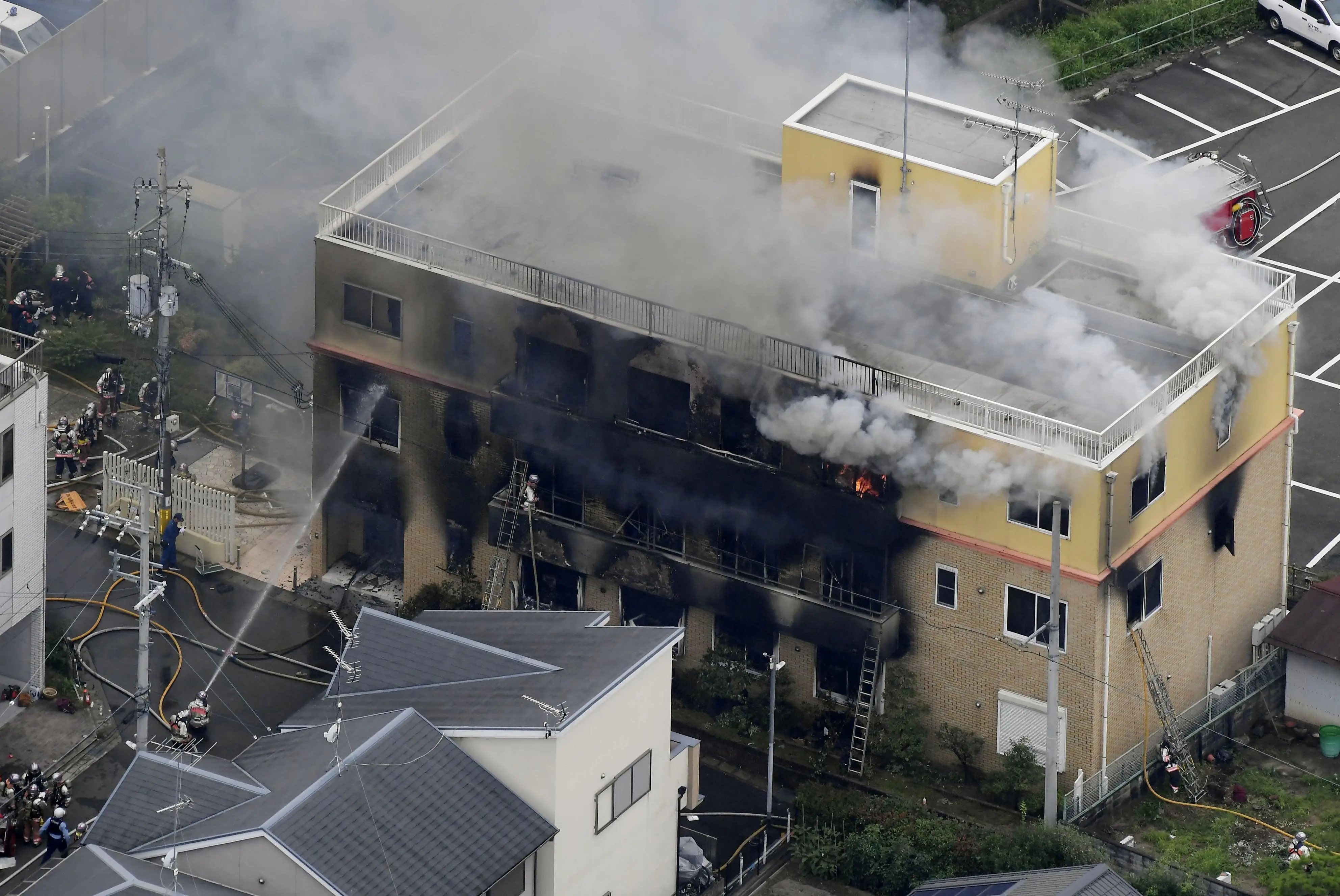 כוחות כיבוי מנסים להתגבר על שריפה בעקבות הצתה שפרצה בבניין בחברת קיוטו ביפן 17 ביולי 2019