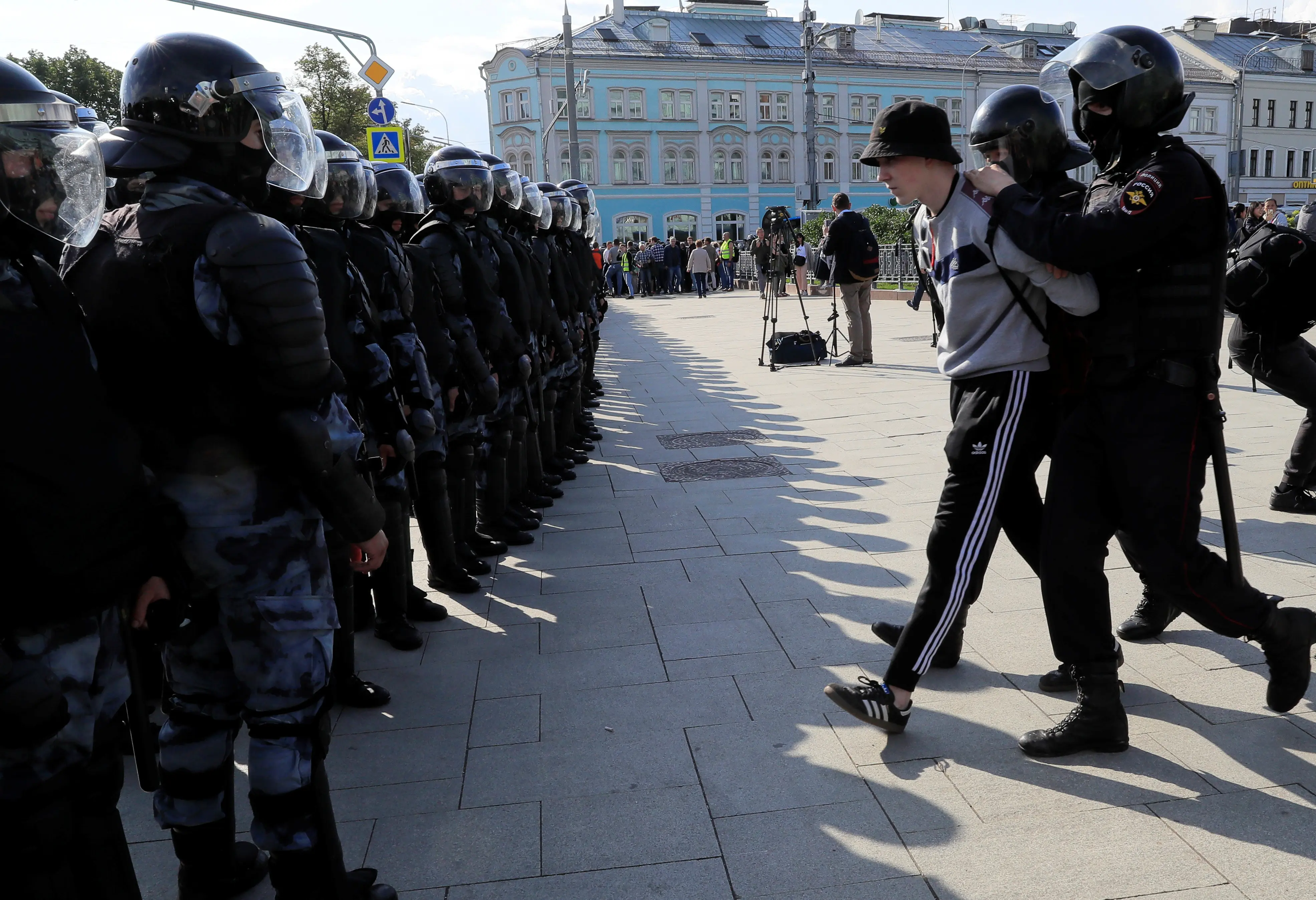 שוטרים עוצרים אזרח בהפגנה במוסקבה