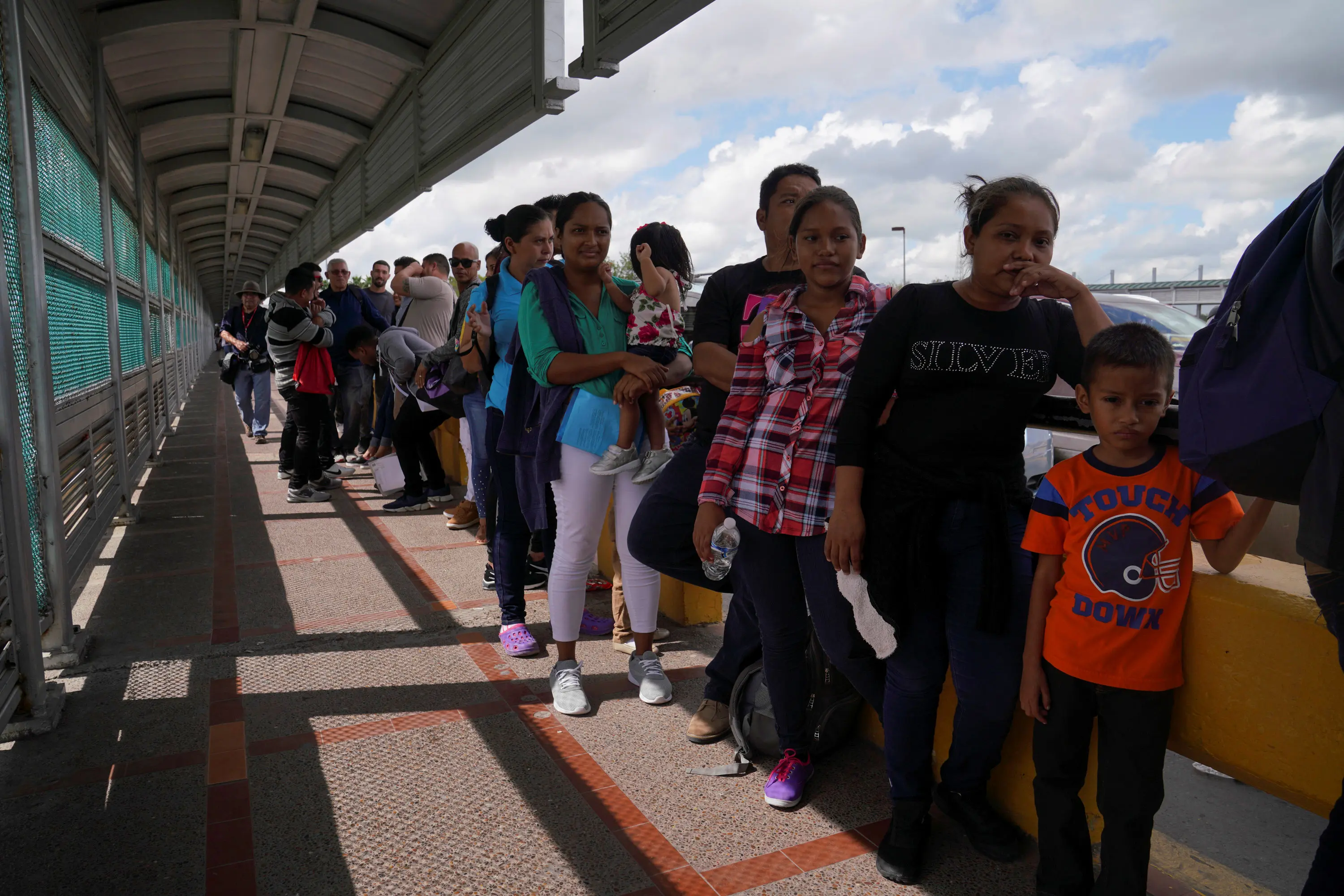 מהגרים ממתינים להגשת בקשה למקלט בגבול ארצות הברית-מקסיקו, 8 באוקטובר 2019