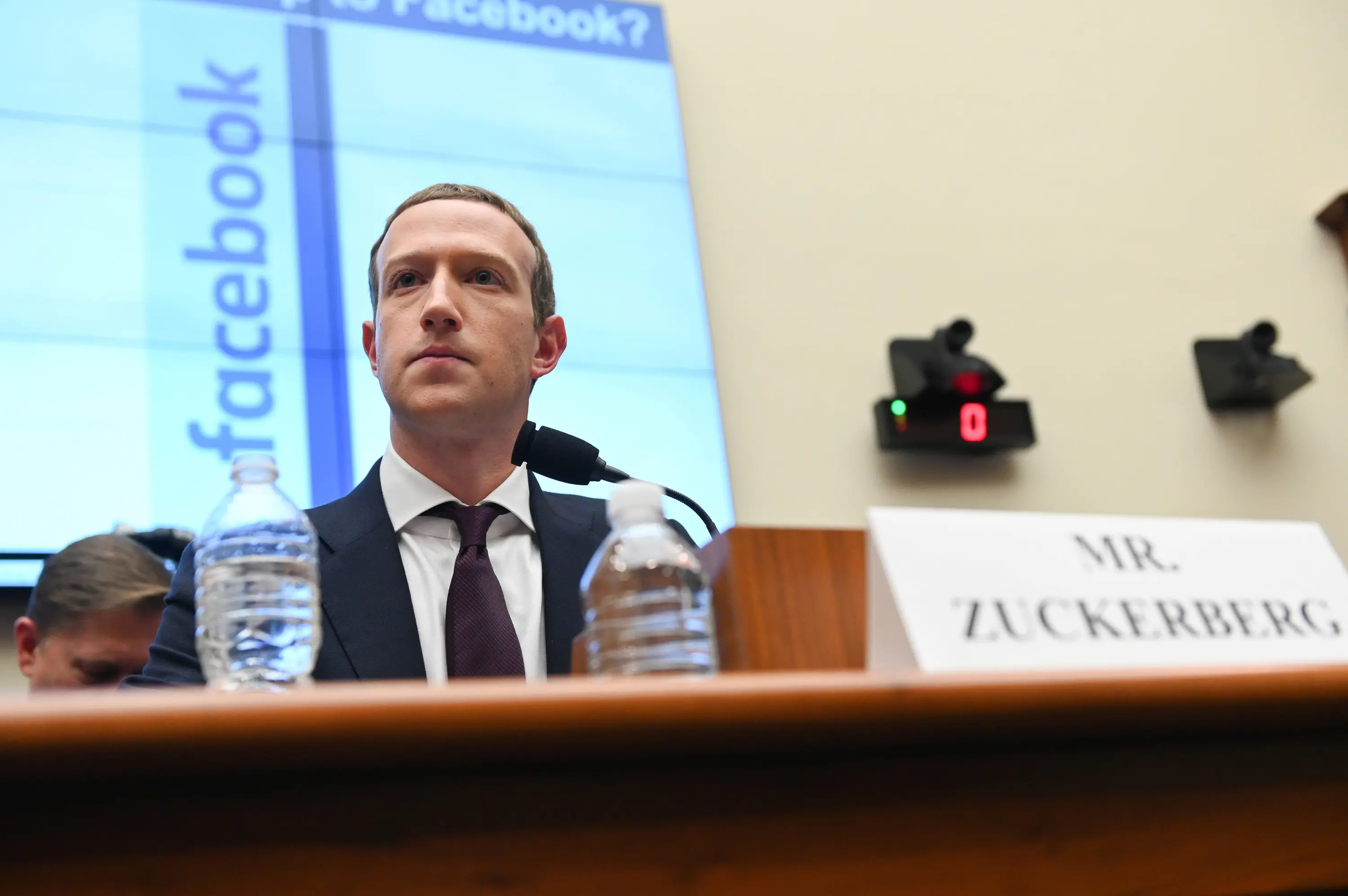 מקומו בסכנה? יושב הראש ומנכ"ל החברה והרשת החברתית פייסבוק, מארק צוקרברג, מעיד בפני ועדה בקונגרס האמריקני באוקטובר 2019