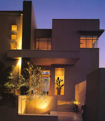 מבט על הכניסה לבית. התאורה משחקת תפקיד עיצובי חשוב והיא חלק אינטגרלי מהבניין