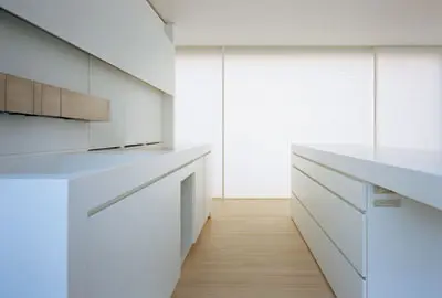 קווים אופקיים מוקפדים במטבח: במשטח הארונות, בשולחן ובספסל הישיבה