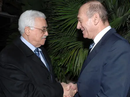 אולמרט ואבו מאזן. ישראל מסרבת לדון ברגיעה כוללת, בהפשרת כספים ובהסרת מחסומים