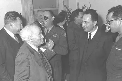 מנכ"ל שר הביטחון פרס עם דוד בן גוריון, טדי קולק ומשה דיין ב-1958