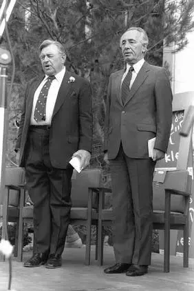 ראש ממשלת האחדות שמעון פרס עם טדי קולק ב-1985