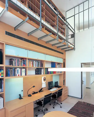 חדר העבודה, הכולל ספרייה גבוהה מכניסת הגלריה בקומה מעל