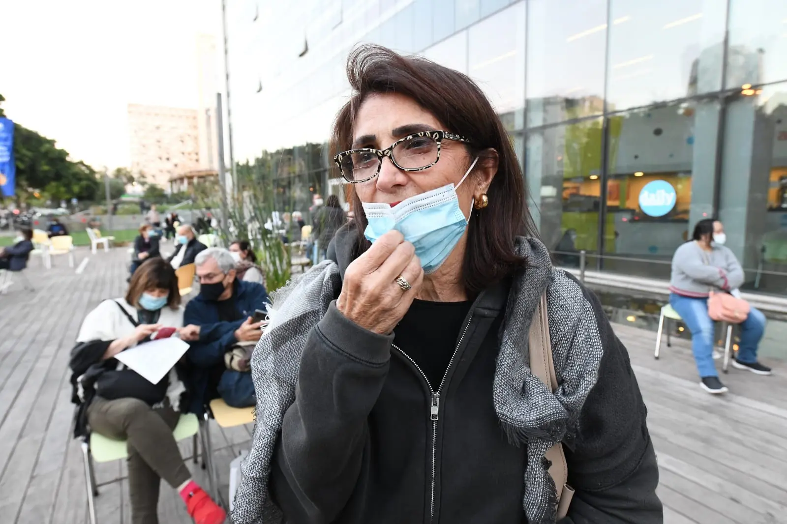 תמי טופמן, ממתינה מחוץ לביה"ח