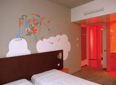 30 אמנים עיצבו את 40 חדרי המלון בסגנון אפנת הפופ ושנות ה-70