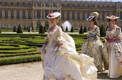 ארמון ורסאי נהפך לסט של הפקת אופנה. מארי אנטואנט