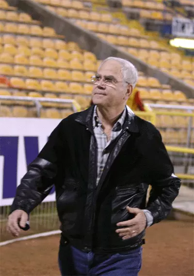 עם הגזר ולא עם המקל. שחר