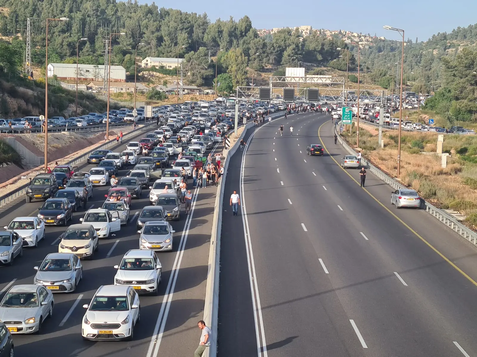 פקק בוקר בכביש מספר 1. הפקק יישאר, האוטובוס יעקוף