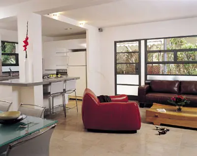 החלל הציבורי. קווים אופקיים מקשרים בין אגפיו ומקנים לו אופי שליו ומאוזן