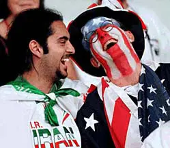 אוהד אירני ואמריקאי במפגש במהלך משחק כדורגל בין המדינות