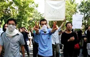 סטודנטים אירנים מפגינים נגד  אחמדינאג'ד. "הלאה לדיקטטור"