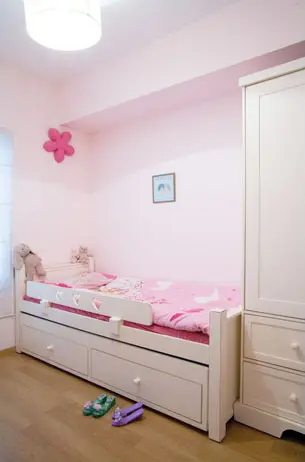 בחדר הבת שולט הצבע הוורוד שמשתלב יפה בגוון הלבן החלבי