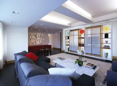 חדר אורחים וטלוויזיה - ספות אפורות עם נגיעה של צבע
