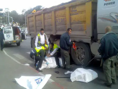 צוות זק"א ירושלים מטפל בגופת ההרוג במקום התאונה