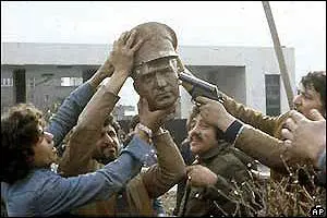 מהפיכת 1979. ניתוץ פסלו של השאח על ידי ההמונים