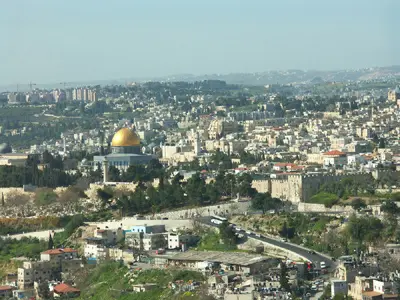 בשנת 2020 יחיו בעיר 60% יהודים וכ-40% ערבים