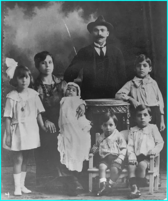 סופיה ויצחק סרוגו עם חמשת ילדיהם