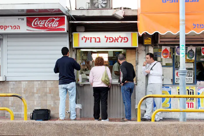 מטר על שניים עם חלון לרחוב