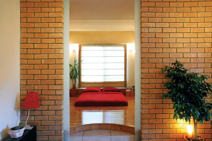רצפת חדר השינה הוגבהה ליצירת משחקי גובה, המשווים למקום תחושה של מרחב