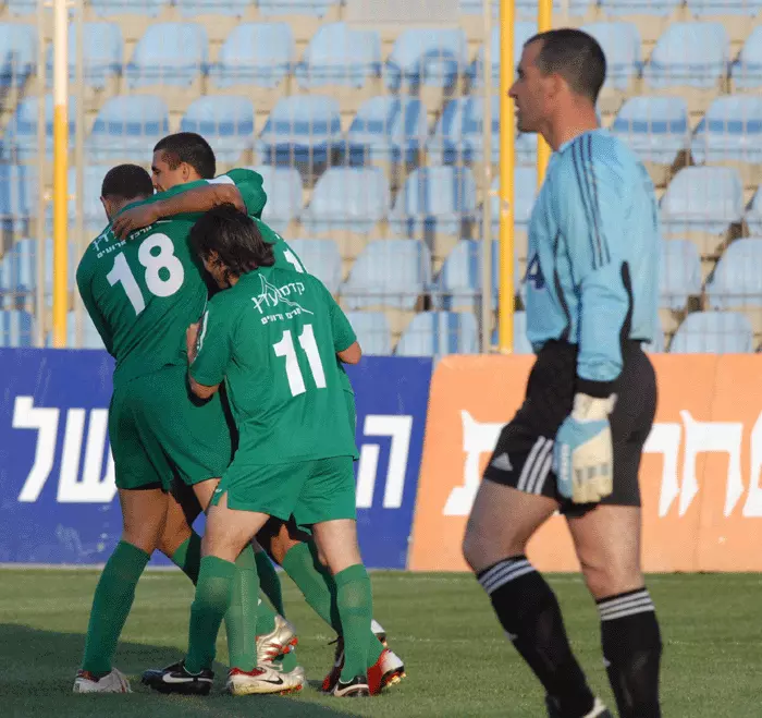 לא נעים. קורנפיין מוציא עוד כדור מהרשת, שחקני כפ"ס חוגגים