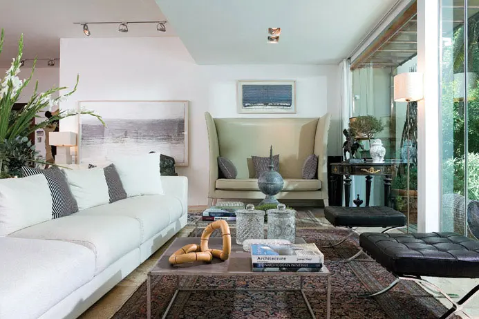 אחת מפינות הישיבה. שטיח פארחן עתיק הפרוס על רצפת הטרבנטין, מגדיר אזור ישיבה אחד. סמוך לקיר: ספה בצבע בז' של סטארק